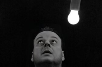 Bombillas LED encendidas brillantes sobre fondo oscuro comparación eficiencia energética ahorro